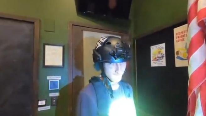 Horas despu&eacute;s, el presunto autor de los disparos era detenido. Se trata de Robert E. 'Bobby' Crimo III, un joven blanco de 22 a&ntilde;os, cuyo nombre e imagen ya hab&iacute;an distribuido las autoridades como "persona de inter&eacute;s" (relacionado) en el crimen.