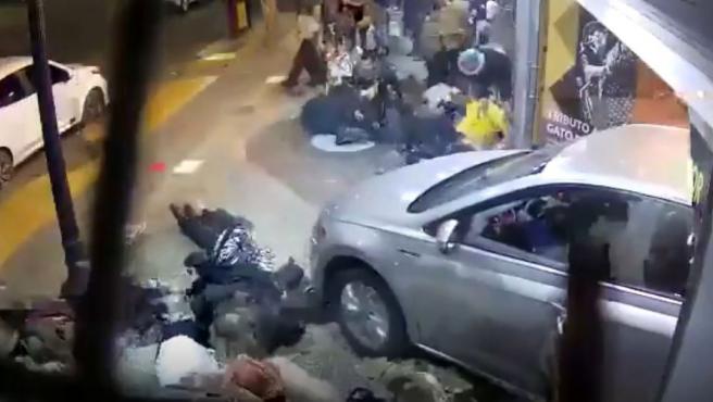 El escalofriante momento en el que un veh&iacute;culo atropella a una multitud en la puerta de un teatro