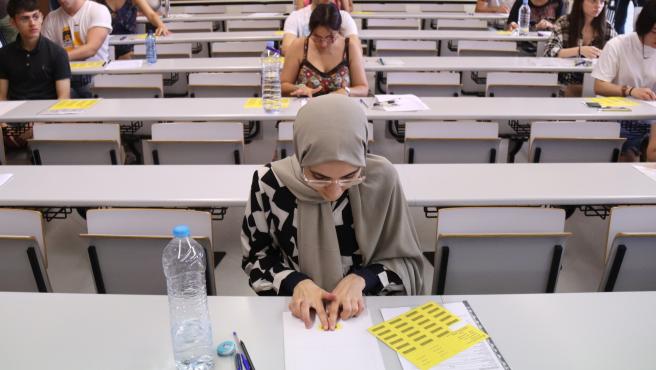 Alumnos de la demarcaci&oacute;n de Tarragona realizando las PAU de este martes, en la primera jornada de la Selectividad.