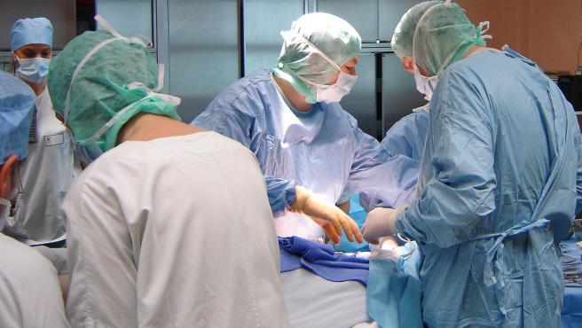 Un paciente es operado en un quirófano, en una imagen de archivo.