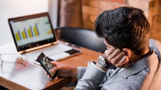 Un trabajador procrastinando