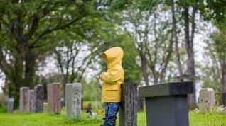 Un ni&ntilde;o en un cementerio