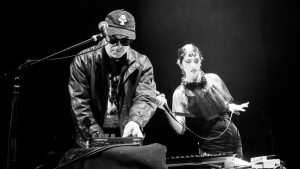 Noche Alternativa y Romántica: Música y Baile en Valparaíso